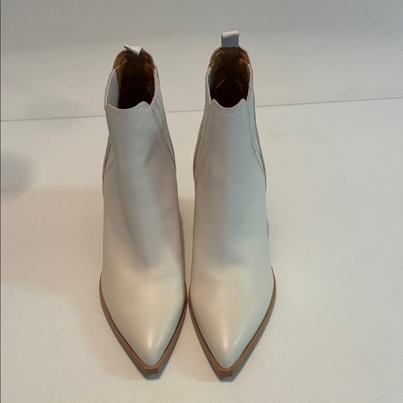 Marc Fisher Shoes - Marc Fisher White Leather Ankle Boots size 9m